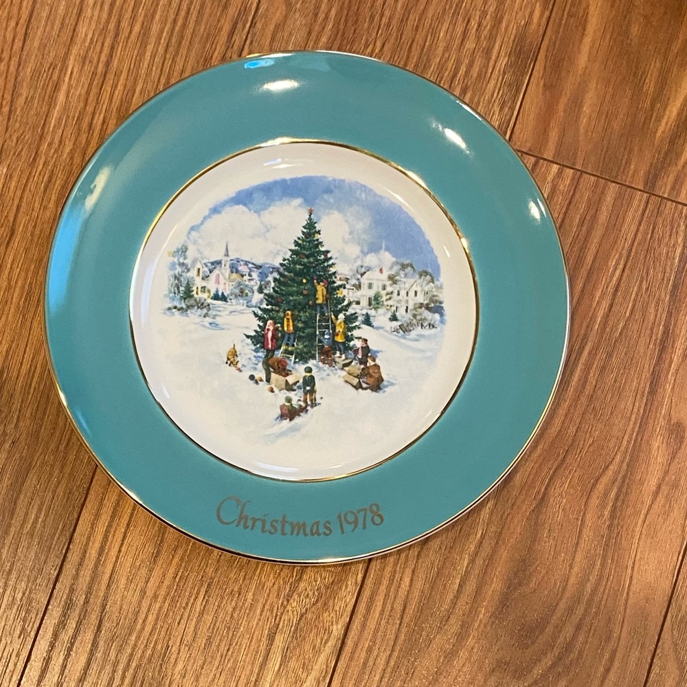 Vintage Avon Christmas 1978 plate